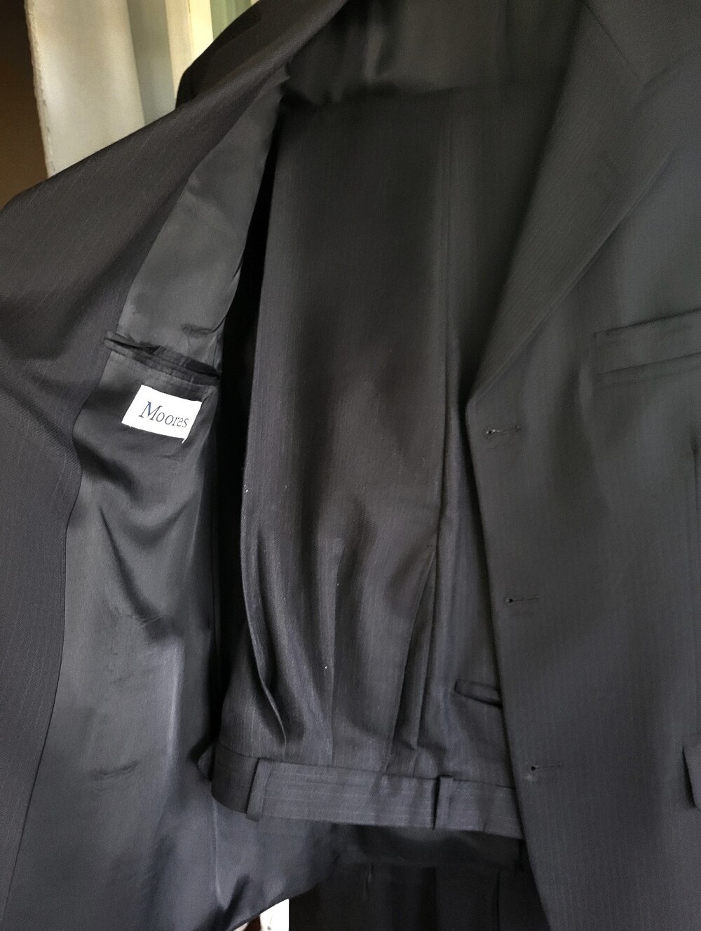 Men's Classic Black Pinstripe Suit Sz 40R - Picture 9 of 10
